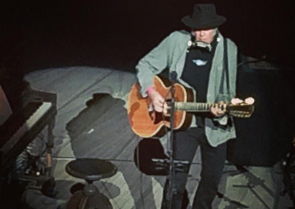 Review / Setlist / Video: Neil Young @ Chicago Theater 4/22/14