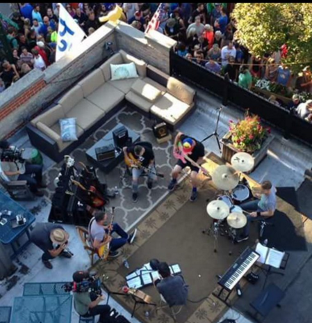 Pearl Jam Sets Up On Roof Of Chicago Bar